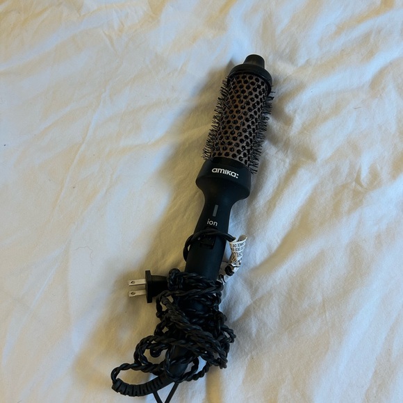 Amika blowout babe: thermal ionic hairbrush - Picture 6 of 6